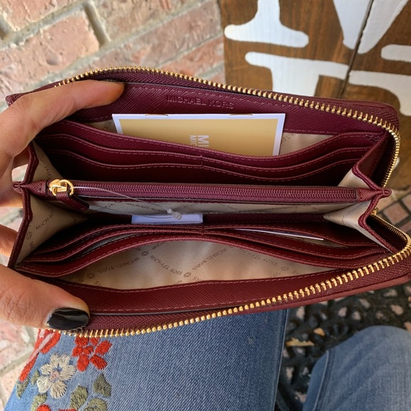 ♥️ beautiful MK logo 3 quarter zip wallet oxblood - Picture 3 of 4